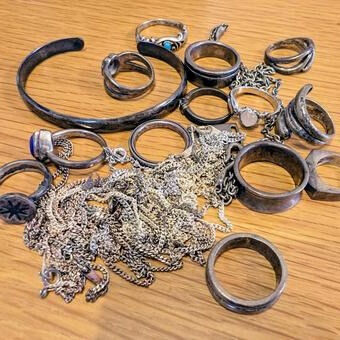 買取つむぎ大井町店行徳店では、ただいまメッキアクセサリーの高