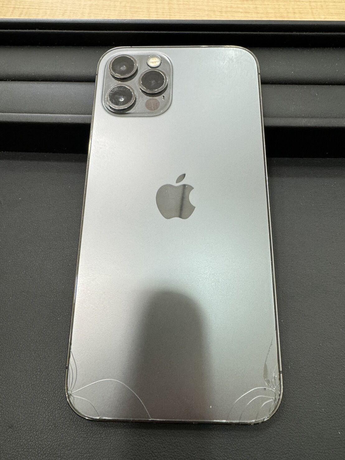 【スマートフォン】画面背面割れでも高価買取！？スマホの買取なら買取つむぎ大井町店へお任せください！