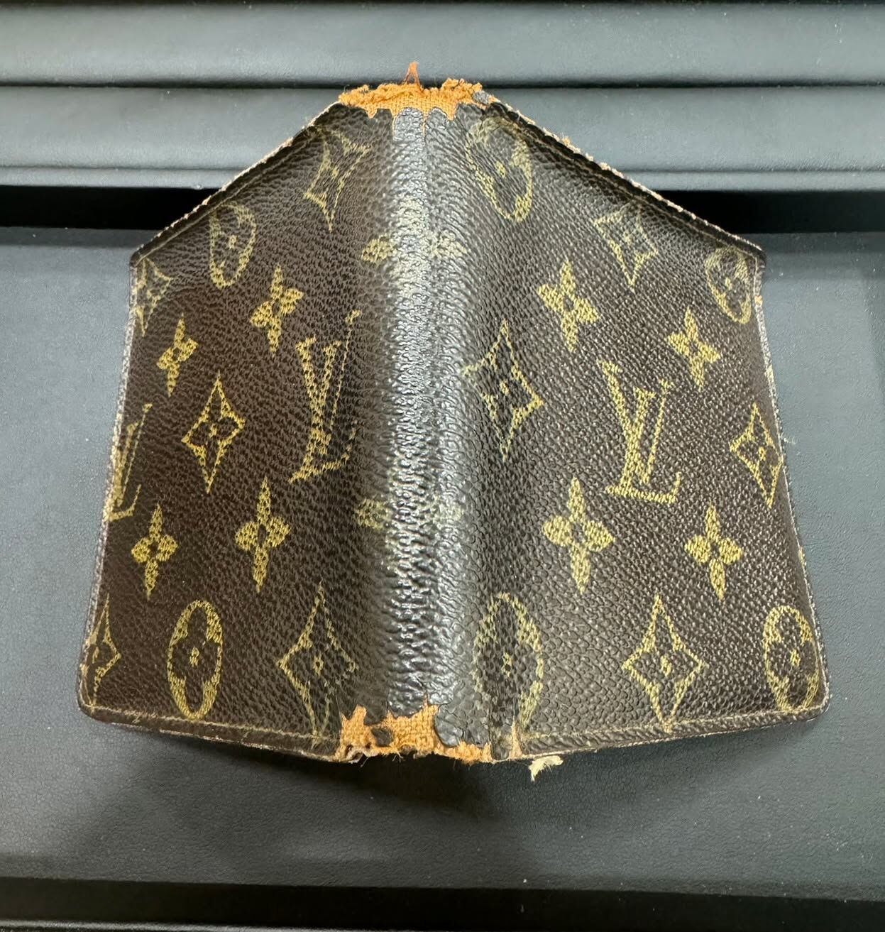 買取つむぎ行徳店ではボロボロになったルイヴィトンのお財布もお
